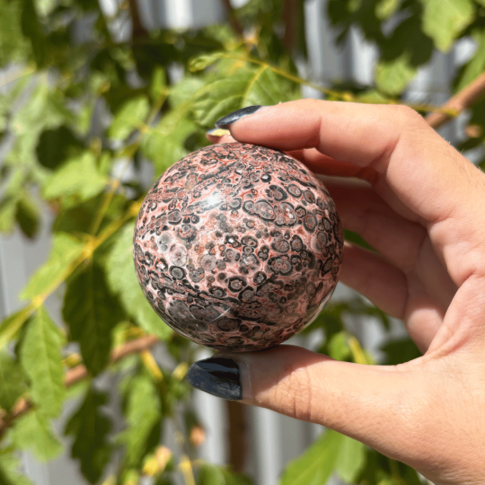 Sphère en jaspe léopard