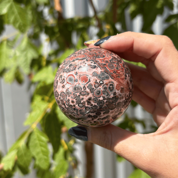Sphère en jaspe léopard
