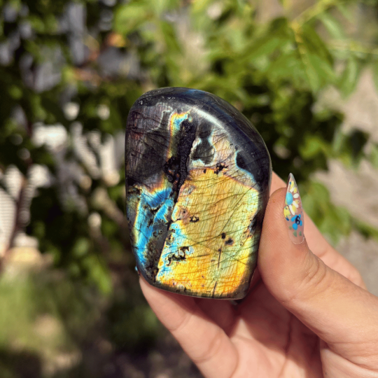 Forme libre en labradorite de Madagascar