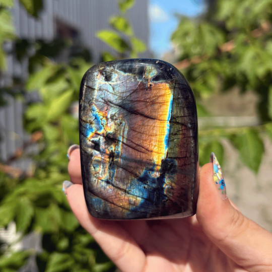Forme libre en labradorite de Madagascar