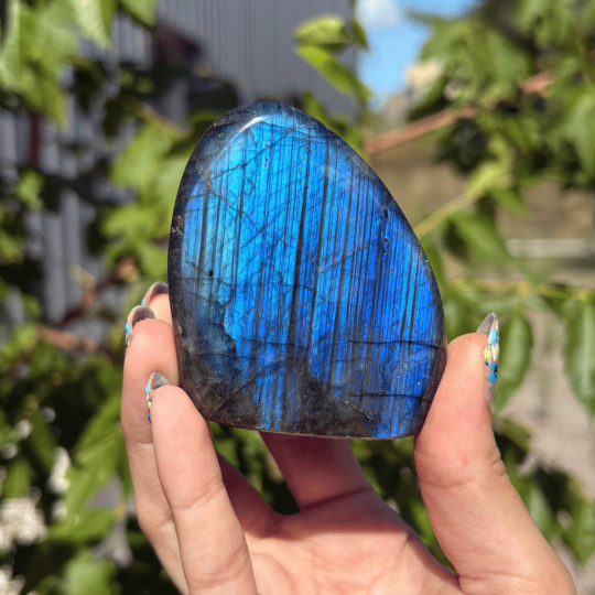 Forme libre en labradorite de Madagascar