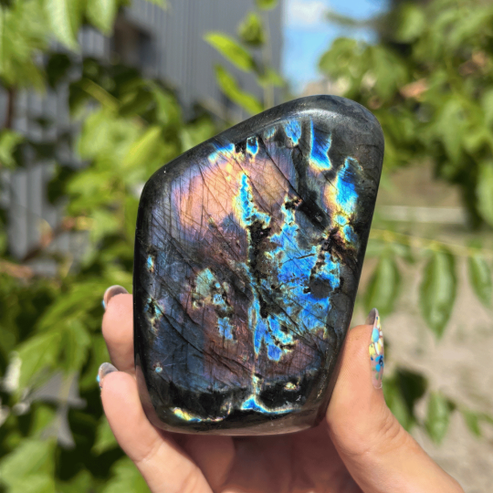 Forme libre en labradorite de Madagascar