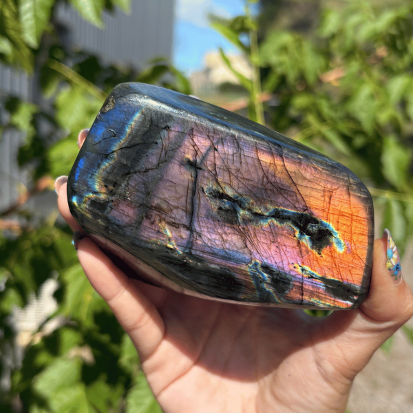 Forme libre en labradorite de Madagascar