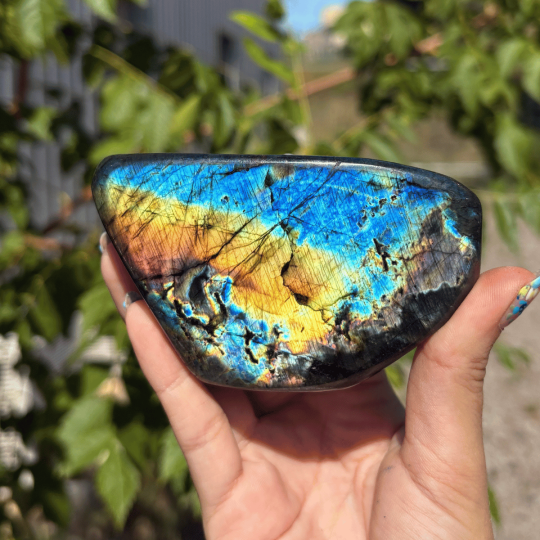 Forme libre en labradorite de Madagascar