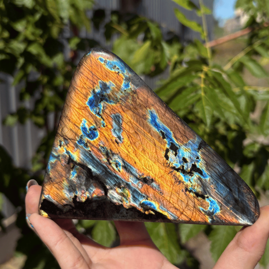 Forme libre en labradorite de Madagascar