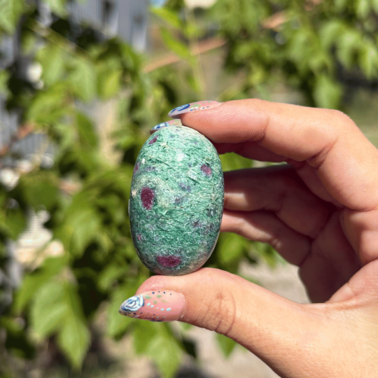 Shiva Lingam en rubis fuschite