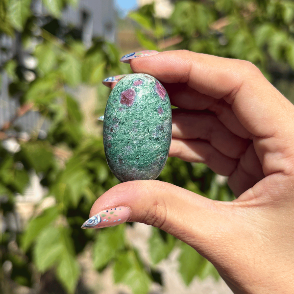 Shiva Lingam en rubis fuschite
