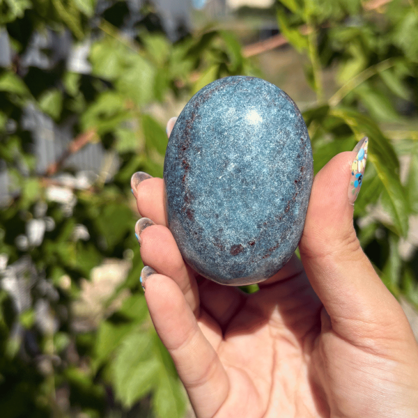 Galet en cyanite rubis fuschite