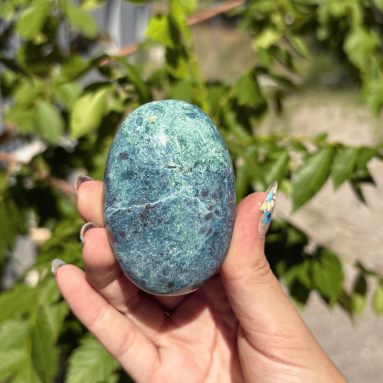 Galet en cyanite rubis fuschite