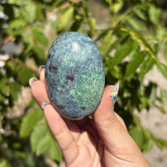 Galet en cyanite rubis fuschite