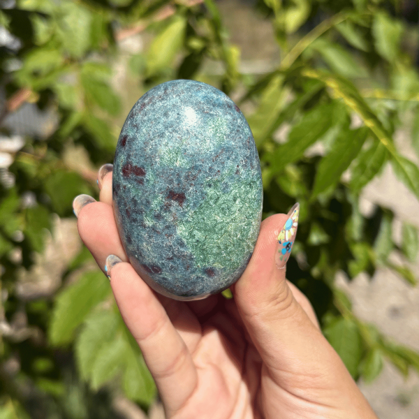 Galet en cyanite rubis fuschite