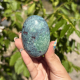 Galet en cyanite rubis fuschite