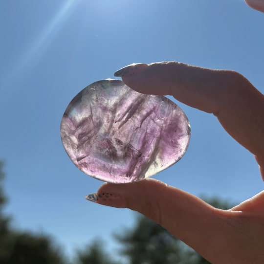 Galet en fluorite