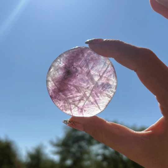 Galet en fluorite