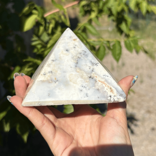 Pyramide en opale dendrite