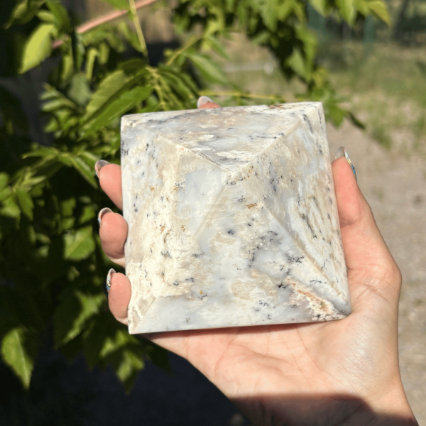 Pyramide en opale dendrite