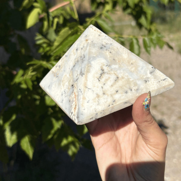Pyramide en opale dendrite