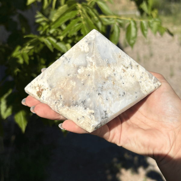 Pyramide en opale dendrite
