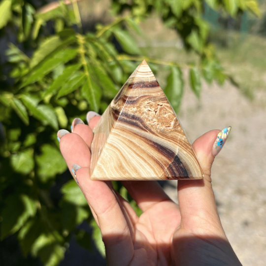 Pyramide en aragonite