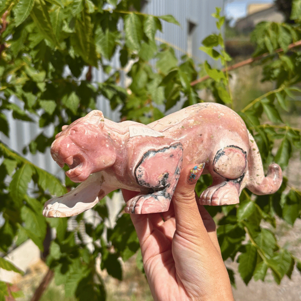 Panthère en opale rose du Pérou