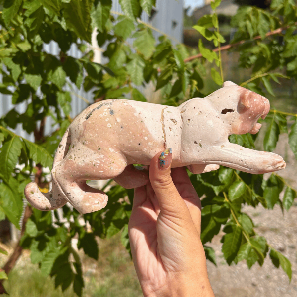 Panthère en opale rose du Pérou