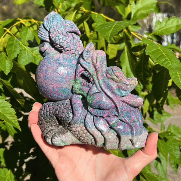 Dragon en rubis cyanite et fuchsite