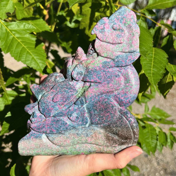 Dragon en rubis cyanite et fuschite