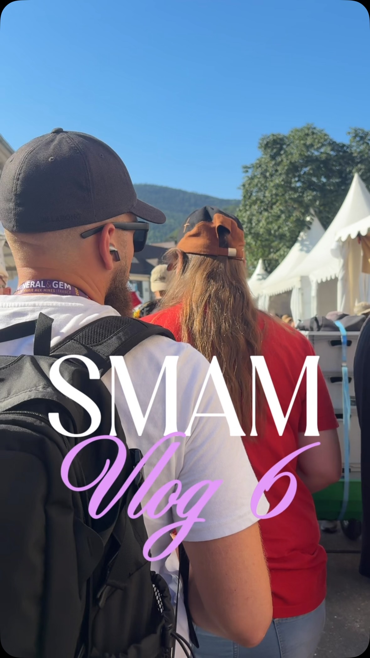 SMAM 2026 JOUR 6 : Le salon s’anime ! 🎪✨

Nouvelle journée réservée aux professionnels ce jeudi, et le salon prend vie à vue d’œil. Pour échapper un peu à la chaleur étouffante, j’ai filé au théâtre admirer quelques pièces d’exception 🏛️

Le spectacle est juste incroyable : une aigue-marine monumentale, une calcite avec de la dioptase dessus, une tanzanite profonde et une rhodochrosite à tomber. Un vrai régal pour les yeux.

Et ça y est : ma vitrine personnelle pour le thème « Les nuances de fer » est finalisée, avec mon portrait et de superbes tirages macro réalisés par un photographe pour révéler le moindre détail des cristaux. Une vraie fierté de voir le résultat.

J’en ai aussi profité pour dénicher plein de bijoux que je vais ramener pour les prochaines ventes et le magasin 💎

On termine la journée avec un bon repas et un bol de fraises fraîches. Demain, encore une journée pro avant l’ouverture au public samedi : ça approche ! 

👇 Si tu pouvais repartir avec UNE seule pièce du théâtre, ton cœur pencherait pour quoi ? Dis-moi ton coup de cœur en commentaire ! 😉