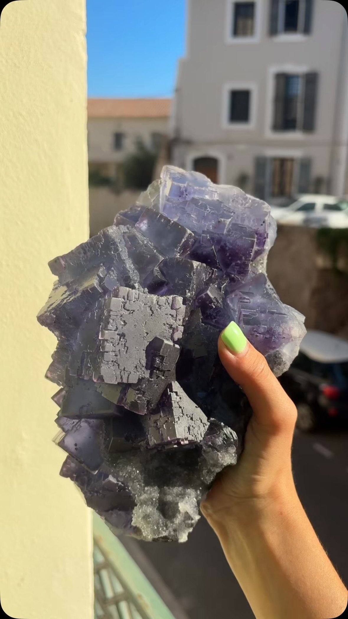 Vous me demandez souvent ce que je ramène pour MA collection à chaque salon 💎

Alors cette fois, on va dire que j’ai été sage : une seule pièce… mais alors quelle pièce ! 🤩

C’est une fluorite de la mine La Viesca, dans les Asturies en Espagne, issue d’une ancienne collection des années 80. Et pour moi, c’est ça qui fait toute la différence : les pièces d’anciennes collections viennent d’une époque où certains gisements donnaient des spécimens qu’on ne retrouve plus aujourd’hui. Une vraie petite capsule temporelle minéralogique.

La Viesca, c’est LA référence pour les fluorites : des cubes nets et transparents, souvent biseautés par de fines faces de dodécaèdre, avec ces zonations de couleur géométriques entre le violet et le bleu qui font toute leur signature. Un régal pour l’œil et pour la collection.

Bref, un vrai coup de cœur que je suis fière d’ajouter à ma collection perso 🥰

👇 La fluorite, c’est une de tes chouchoutes aussi ou pas du tout ? Raconte-moi !