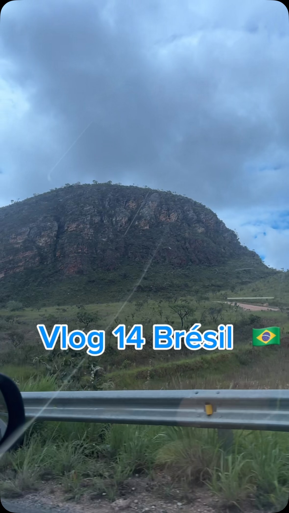Épisode 14 🇧🇷 : Cap sur l’état d’Espírito Santo pour visiter une mine d’améthystes à l’histoire totalement insolite. 

À la base, le propriétaire avait acheté ce terrain à la campagne pour y construire une maison pour ses parents... 
C’est en lançant les premiers travaux de terrassement qu’il est tombé sur sa toute première améthyste ! 💎✨

Depuis, le destin a basculé. Il extrait aujourd’hui de magnifiques cristaux, d’un violet profond, qui présentent des inclusions surprenantes actuellement en cours d’analyse en laboratoire. 

Travailler cette terre argileuse se fait presque entièrement à la main, un effort solitaire et de longue haleine où l’on peut creuser des semaines sans rien trouver.

J’ai eu la chance de pouvoir donner quelques coups de marteau et de burin pour vivre l’expérience, mais surtout... je ramène avec moi l’intégralité de sa production de l’année ! 📦🇧🇷

👇 Le petit jeu de la semaine : D’après vous, combien de kilos d’améthystes brutes d’exception est-ce que je ramène de cette mine pour la boutique ? Donnez-moi votre estimation en commentaire ! 👇