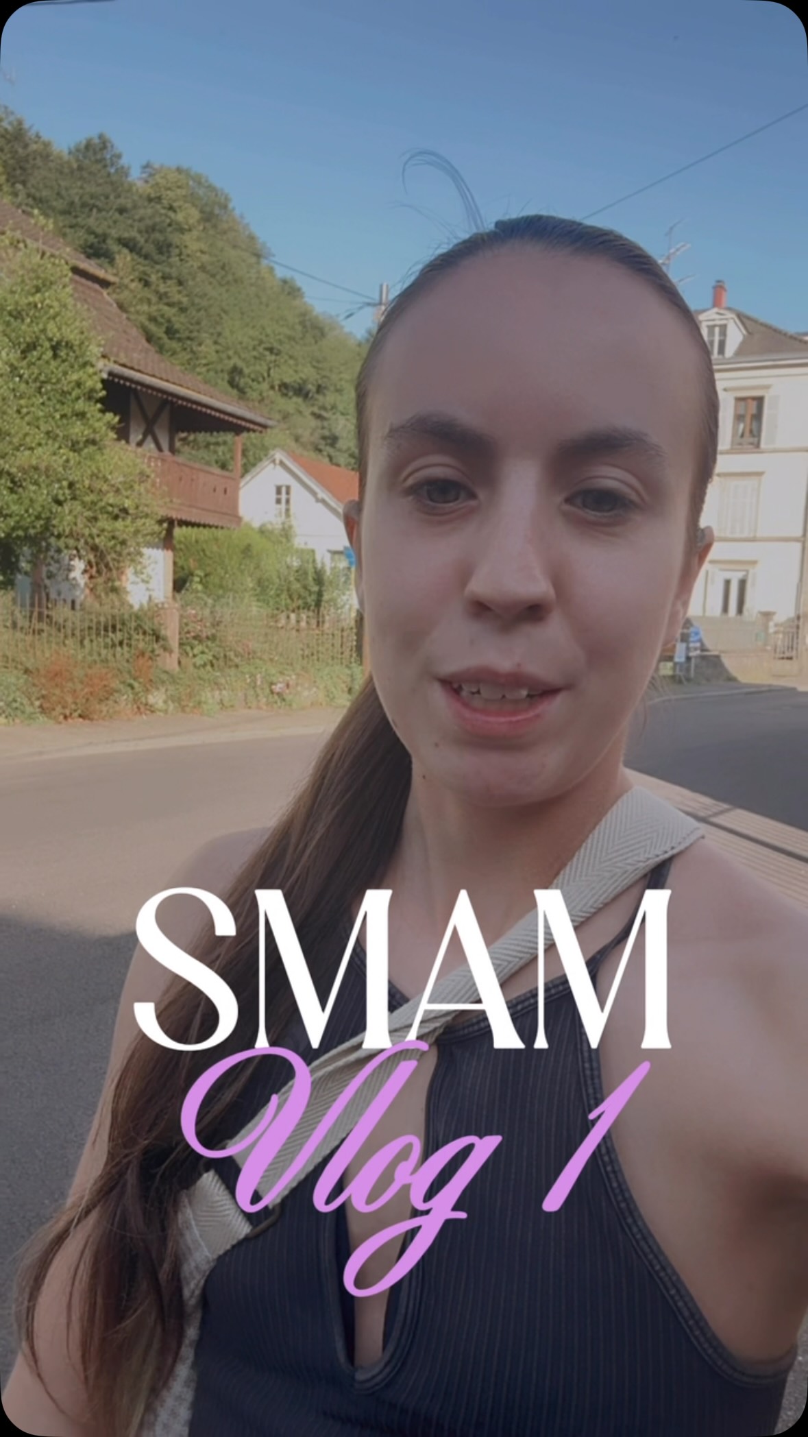 SMAM 2026 JOUR 1 : Le calme avant le rush 🛠️📦

C’est parti pour la mini-série quotidienne au cœur de Sainte-Marie-aux-Mines ! Pendant une semaine, je t’emmène chaque jour dans mes coulisses.

On commence avec la journée la plus physique : transformer une tente totalement vide en un stand d’exception. Entre les kilomètres de câbles électriques à tirer et l’installation de notre tout nouveau mur de pierres roulées, on n’a pas vu les heures défiler. Le moment qu’on attend tous ? Ouvrir enfin les cartons de spécimens et redécouvrir la lumière sur la wulfénite et la dioptase.

Le salon n’ouvre que mercredi, la moitié des exposants n’est pas encore là, mais l’ambiance est déjà magique. On finit la journée avec une tarte flambée bien méritée, et on se retrouve demain dès 7h pour la suite de l’installation !

👇 Dis-moi en commentaire : c’est quoi LA pièce que tu rêverais de voir sortir d’un carton cette semaine ?