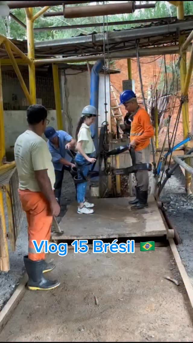 Épisode 15 : Retour aux sources dans le mythique État du Minas Gerais, et plus précisément dans la célèbre région de Nova Era. 

C’est ici que se trouvent des gisements d’émeraudes parmi les plus réputés du pays. 
Aujourd’hui, j’ai le privilège rare de descendre avec les mineurs dans une exploitation active. Malgré les fortes pluies récentes qui ont inondé une partie des galeries inférieures (le deuxième niveau était inaccessible), l’expérience à 65 mètres sous terre reste gravée à jamais. 

D’un point de vue minéralogique, l’émeraude est une variété de béryl.
Sa magnifique couleur verte est due à des traces de chrome ou de vanadium qui viennent se substituer à l’aluminium dans la structure cristalline. 

Sa formation est un véritable miracle géologique : elle nécessite la rencontre rare entre des roches pegmatiques (riches en béryllium) et des roches ultramafiques (riches en chrome).

La production y est actuellement ralentie car les mineurs doivent constamment tracer de nouveaux tunnels à travers la roche mère pour intercepter les veines. Après l’effort, j’ai pu négocier directement avec eux l’achat d’un magnifique lot de bruts le fruit de plusieurs mois de dur labeur.

👇 Et vous, vous auriez le cœur assez accroché pour vous laisser descendre dans un puits de 65 mètres pour trouver de l’émeraude, ou vous préférez m’attendre sagement à la surface ? Dites-le moi en commentaire ! 👇