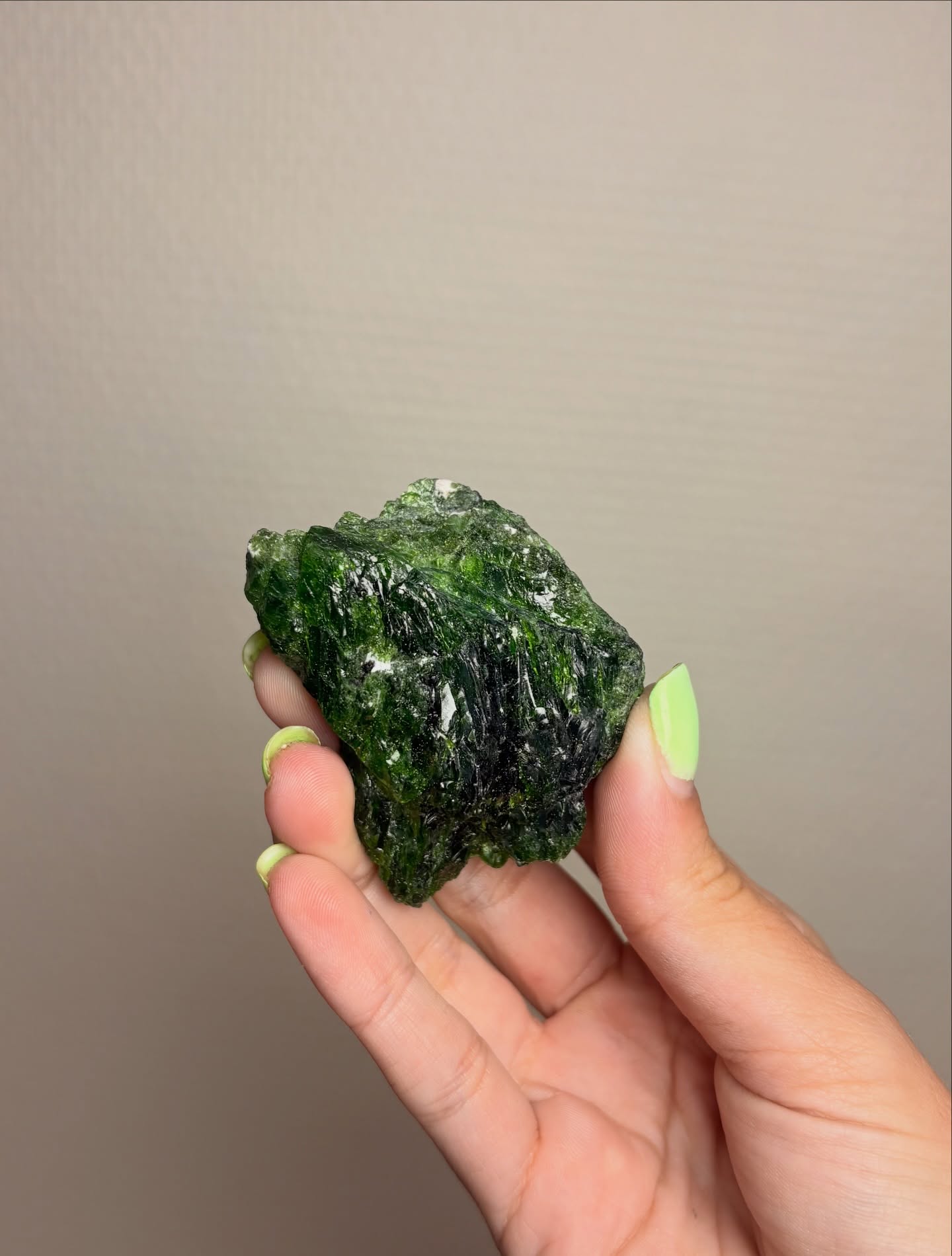 Quelques beautés disponibles au direct de ce soir 😍

Diopside
Calcédoine 
Azurite malachite 
Malachite 
Quartz lodolite 
Améthyste 
Fluorite 
Amethyste 
Halite 
Ammolite 

Quel est ta préféré ? 🤩