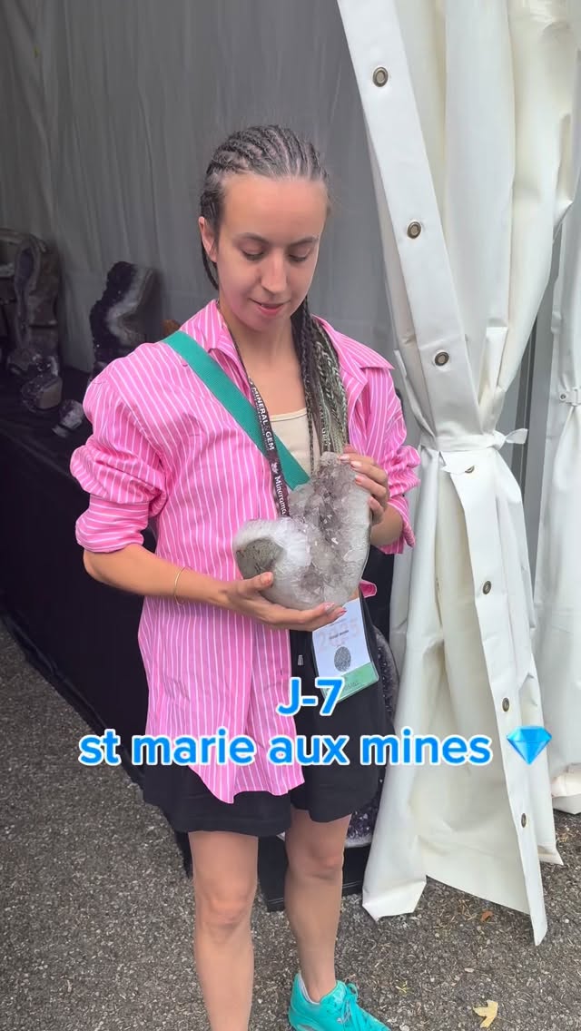 Le compte à rebours est lancé ! ⏱️💎

Dans une semaine, direction Sainte-Marie-aux-Mines pour une semaine de folie pure au milieu de millions de cristaux !

📍 Où nous trouver ? Stand ZM CT3. Venez nous voir, on adore papoter avec vous en vrai !

Je prépare ma liste de chasse pour le salon, alors c’est le moment :

👇 DIS-MOI EN COMMENTAIRE : 👇

Quels minéraux tu veux absolument que je te ramène ? Dis-moi tes coups de cœur, je pars en mission pour toi ! ✨

(Et active les notifications pour ne pas rater les ventes flash et les vlogs en direct du salon ! 🔔)