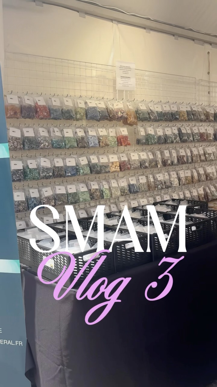 SMAM 2026 — JOUR 3 : Mes premières vraies trouvailles 💎

Troisième jour à Sainte-Marie-aux-Mines, et cette fois je t’emmène faire un tour sur mon stand tu me trouveras en ZMCT3 ! On est lundi, le monde continue d’affluer et les exposants finissent de s’installer : l’effervescence monte d’un cran avant l’ouverture.

Côté trouvailles, j’ai eu de belles surprises. J’ai craqué pour des fluorites d’Argentine à très bon prix, mais le vrai coup de cœur du jour, ce sont des pointes d’améthyste d’une qualité folle avec des teintes qui vont jusqu’au bleu indigo et des lodolites absolument incroyables.

Toutes les améthystes ne se valaient pas par contre : après mon récent voyage au Brésil, je suis devenue exigeante, et je cherche encore mes fameuses améthystes en fleur d’Uruguay. J’ai aussi remarqué que certains prix ont beaucoup grimpé cette année, notamment sur les améthystes flottantes.

Et puis il y a les pièces qui te coupent le souffle : des sphères géantes sur un stand, et au théâtre des pièces d’exception, une cavansite d’une taille absolument spectaculaire 🤯

👇 Le salon ne fait que commencer : qu’est-ce que tu aimerais que je déniche pour toi d’ici la fin de la semaine ? Dis-moi en commentaire !